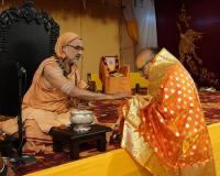 HH Swamiji honours distinguished guests and Yatra organisers (27.03.2025)